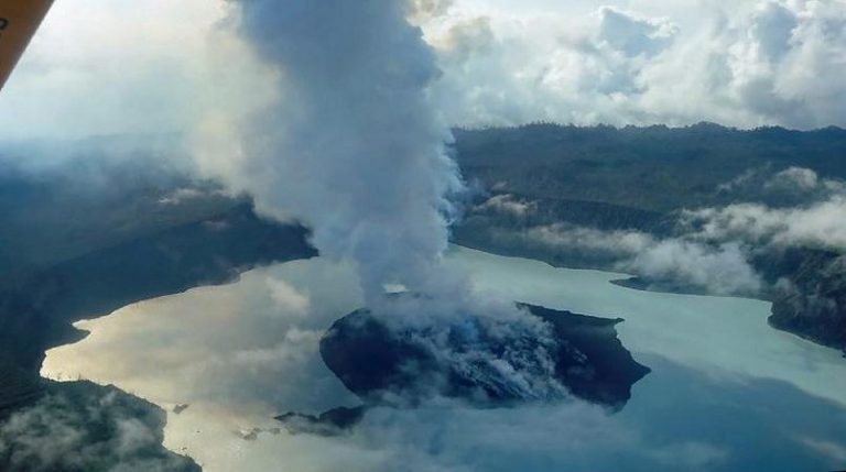 Vanuatu evacuează o întreagă insulă din cauza unui vulcan retrezit la viaţă