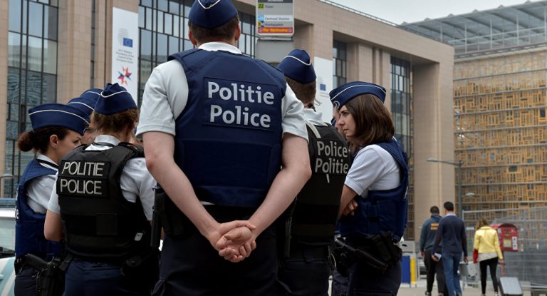 Doi poliţişti din Bruxelles, anchetaţi pentru încătuşarea unor copii