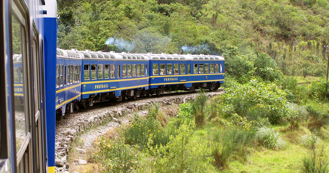 Două trenuri, pline cu turişti străini, s-au ciocnit lângă Machu Picchu. 35 de oameni sunt răniţi – FOTO