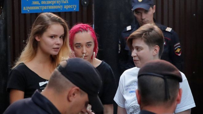 Doi membri ai trupei ruse Pussy Riot, expulzaţi de la bordul unui avion