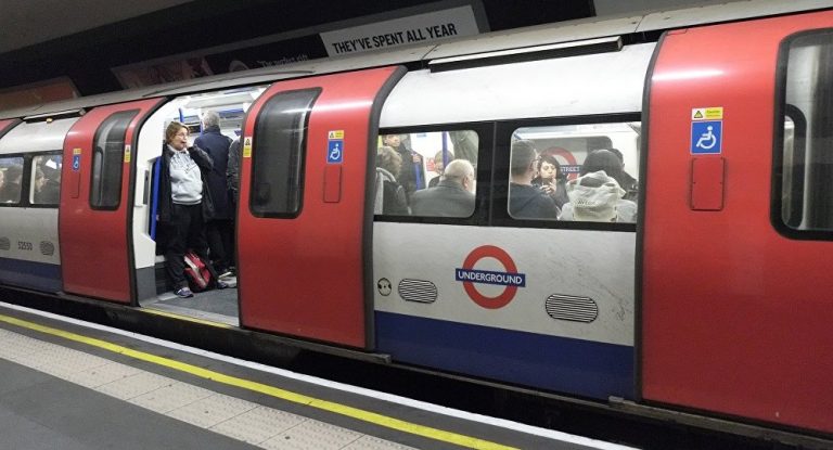 Londra: O mamă şi copil ei au căzut în fața metroului, dar au supravieţuit după ce trenul a trecut peste ei
