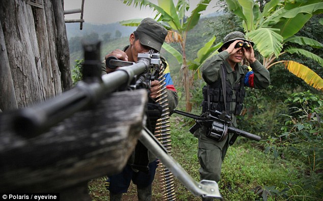 Pe fondul pandemiei, tot mai mulţi copii columbieni sunt atraşi să se alăture grupărilor armate