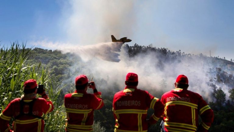 Un avion bombardier care lupta împotriva incendiilor forestiere în Portugalia s-a prăbuşit
