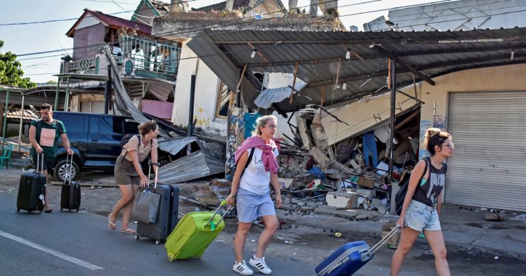 Sute de turiști părăsesc în grabă insulele indoneziene afectate de cutremur – VIDEO