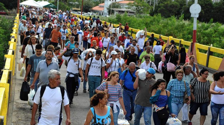 Venezuela vede în exodul populaţiei sale o parte dintr-un plan condus de SUA