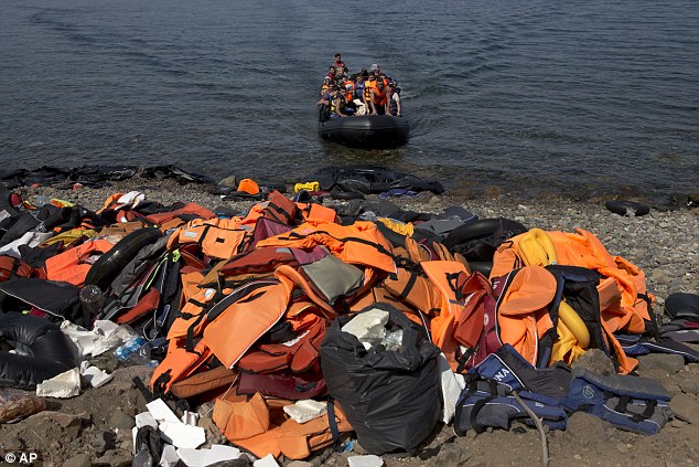 Cel puţin 1.200 de migranţi, înecaţi sau daţi dispăruţi în Mediterana în prima jumătate a anului