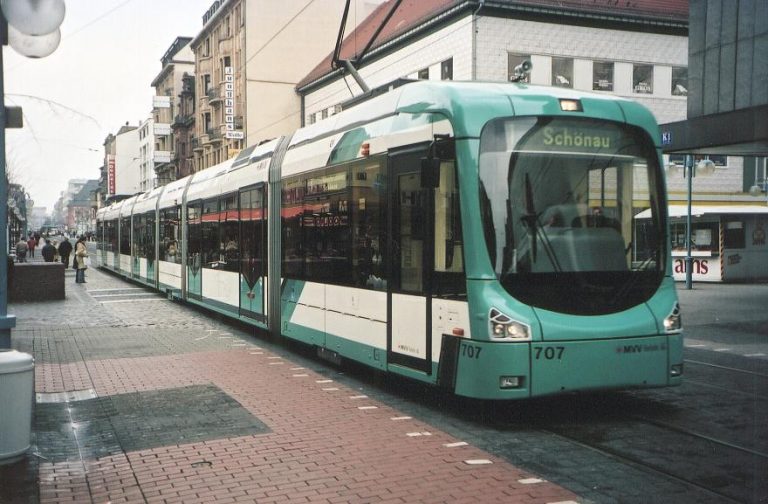 Două tramvaie s-au ciocnit în Mannheim. Zeci de oameni sunt răniți