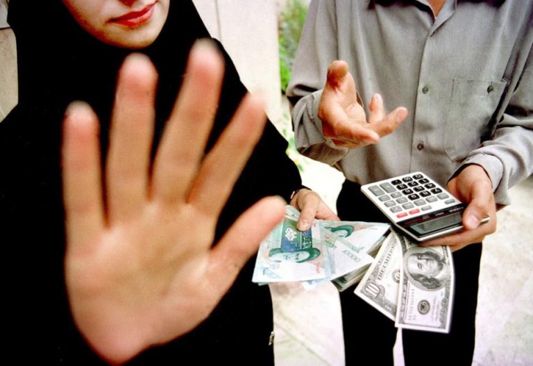 Sancțiunile americane prăbușesc rialul iranian. Mii de afgani se întorc săraci acasă