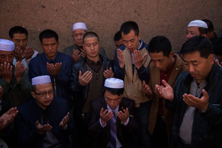 Sute de musulmani chinezi protestează împotriva demolării unei moschei