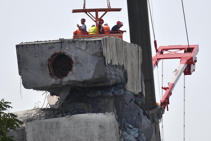 Italienii au început reconstrucţia podului Morandi, prăbuşit anul trecut