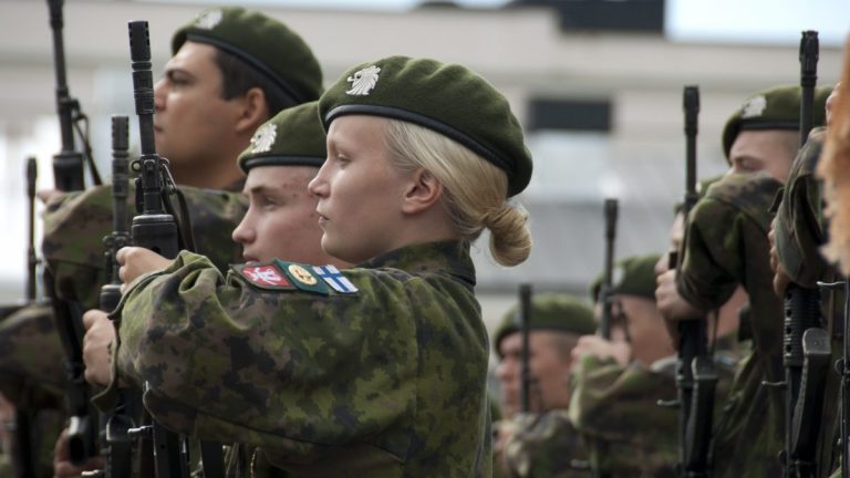 Exerciţiu comun al militarilor britanici şi americani în Finlanda, alături de trupele locale