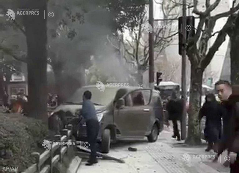 O camionetă a intrat în plin pe trotuarul din Shanghai. Cel puţin 18 răniţi – VIDEO