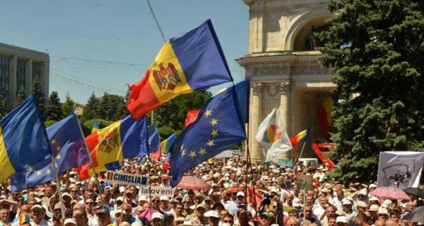 27 de ani de independență în R.Moldova. Depuneri de flori și proteste în Chișinău