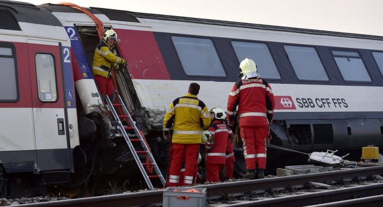 Două trenuri de pasageri S-AU CIOCNIT în Elveţia. Cel puţin 30 de oameni sunt răniţi