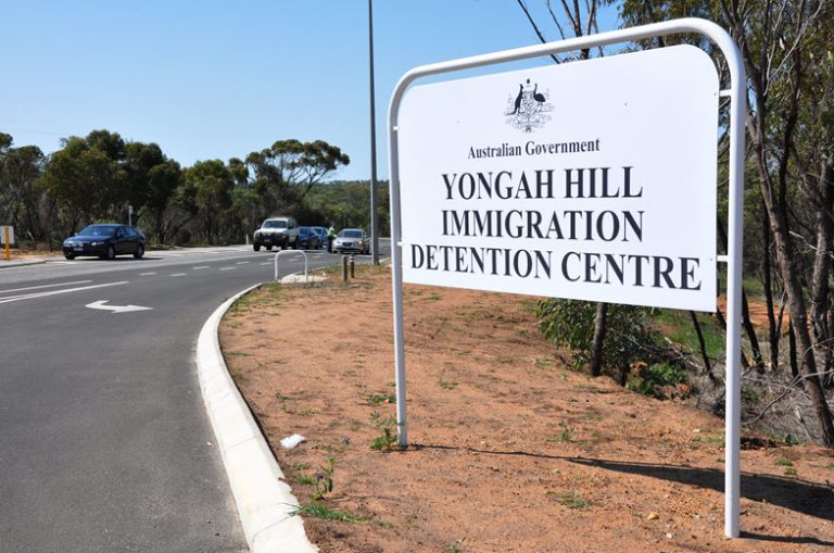Proteste şi incendii la un centru de detenţie pentru imigranţii din Australia