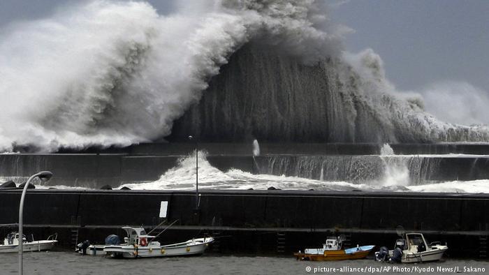 Puternicul taifun Nanmadol a lovit coasta sud-vestică a Japoniei