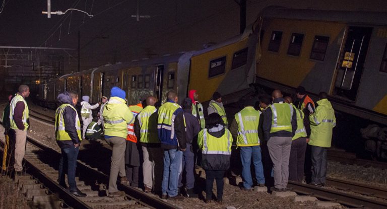 Două trenuri de pasageri s-au ciocnit în Africa de Sud. 100 de oameni sunt răniţi – VIDEO