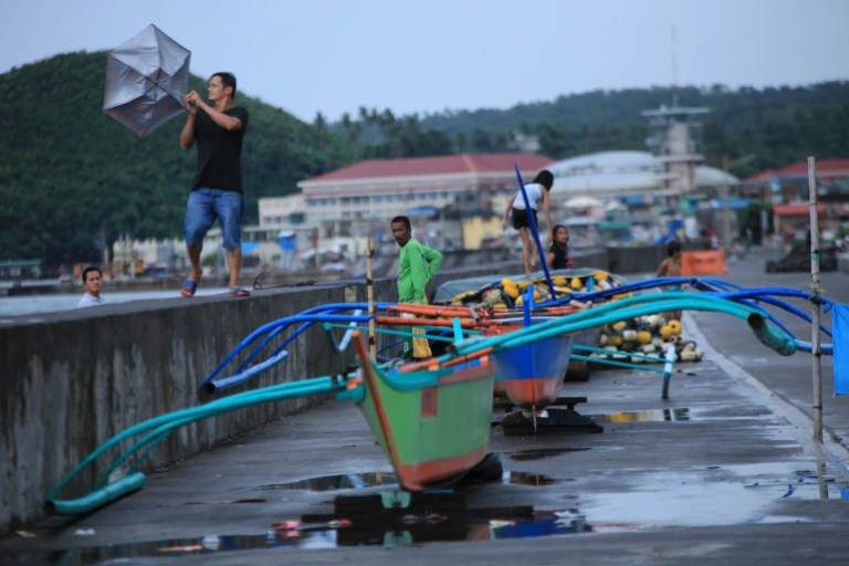 Taifunul Molave face PRĂPĂD în Filipine (VIDEO)! 12 pescari sunt daţi dispăruţi