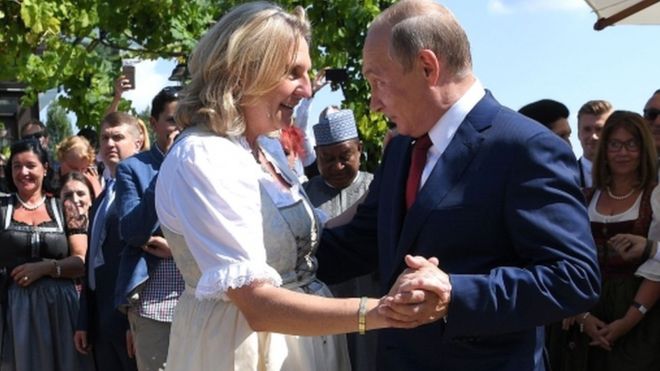 Şefa diplomaţiei austriece a primit un cadou exorbitant de la Putin
