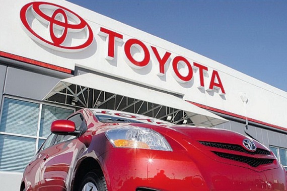 Toyota cheamă în service peste 250.000 de maşini hibrid