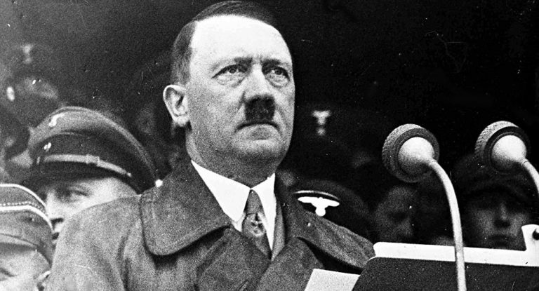 Canada a cumpărat o carte rară care i-a aparţinut lui Adolf Hitler