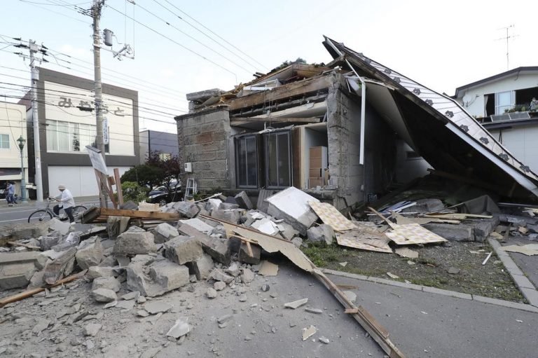 Prima victimă a cutremurelor din Japonia. Cadavrul unui bărbat, descoperit într-o casă prăbușită