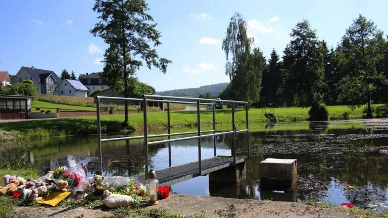 Primarul unui oraş din Germania este dat în judecată după ce trei copii s-au înecat într-un bazin improvizat