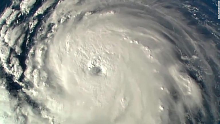 Americanii răsuflă uşuraţi. Uraganul Florence a fost retrogradat – VIDEO