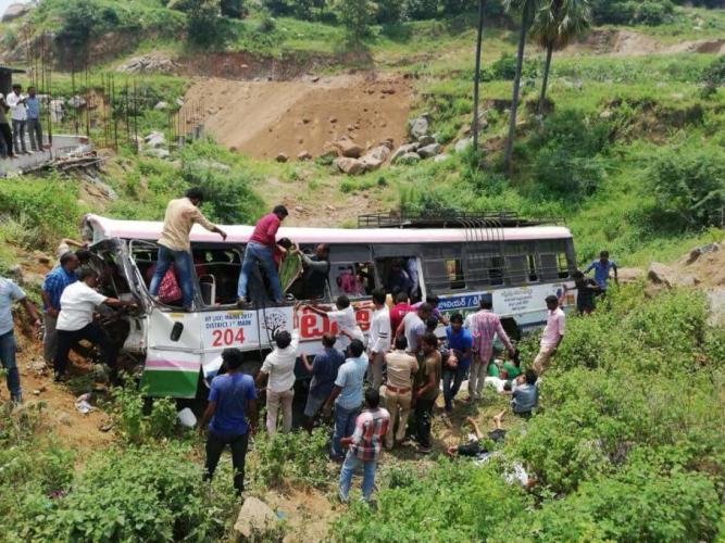 Cel puţin 11 morți după ce un autobuz a căzut într-o vale pe un drum muntos în nordul Indiei