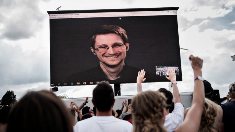 SUA îl dau în judecată pe Edward Snowden