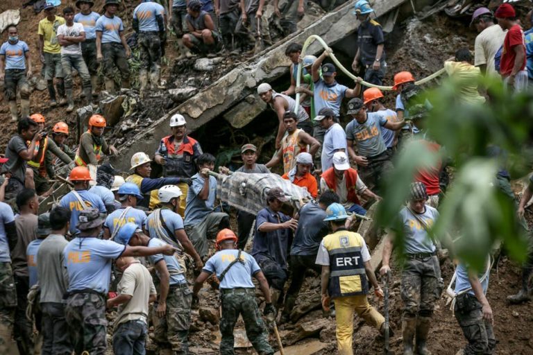 Cel puţin 22 de persoane au murit într-o alunecare de teren în Filipine