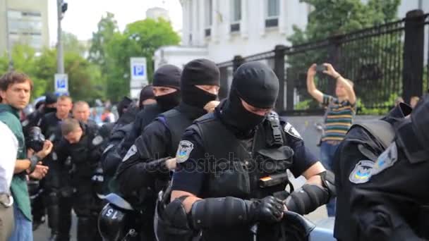 Ciocniri violente între naţionaliştii din Kiev şi poliţişti. Şapte militari au fost spitalizaţi