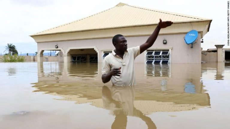 100 de oameni au fost ‘înghiţiţi’ de inundaţiile din Nigeria