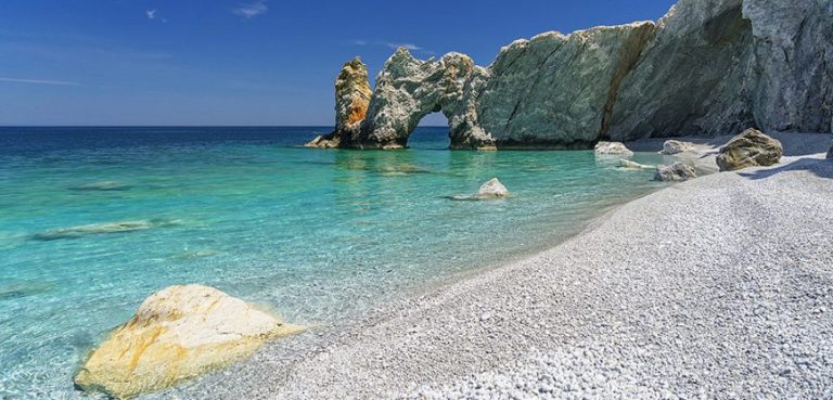 Grecii din Skiathos sunt exasperaţi de turişti: ‘Faceţi poze şi lăsaţi pietrele aici!’