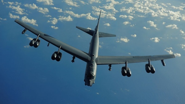 Două bombardiere B-52 americane au survolat Golful, într-o demonstraţie de forţă faţă de Iran
