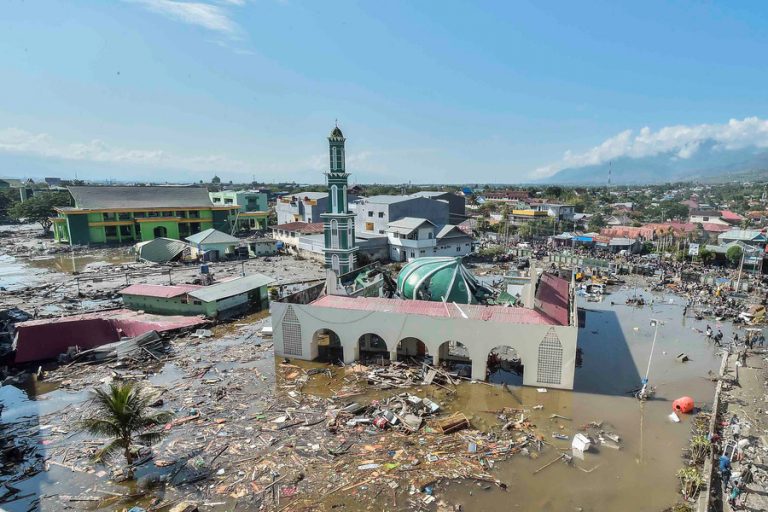 Valurile de tsunami, care au lovit Indonezia, au depășit 11 m înălțime