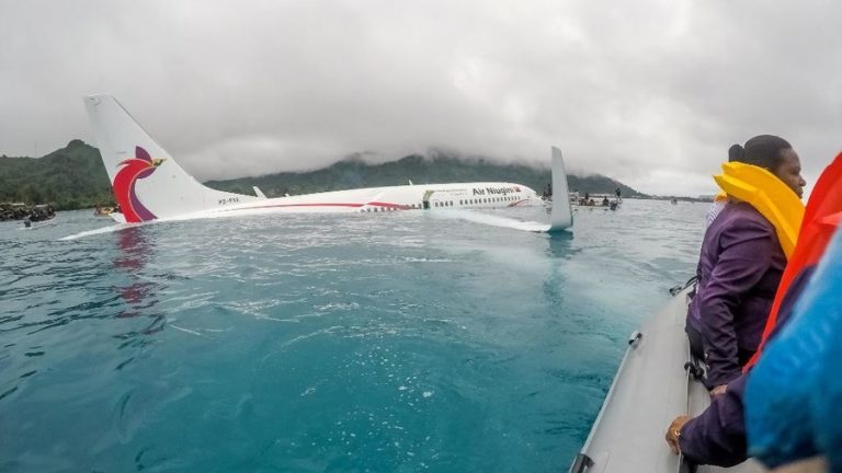 Scafandrii au descoperit cadavrul unui pasager dat dispărut după prăbușirea unui avion în Micronezia – VIDEO