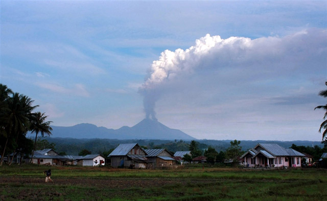 Indonezia: Vulcanul Soputan din insula Sulawesi a erupt