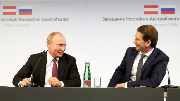 Sebastian Kurz încearcă să amelioreze relaţiile Uniunii Europene cu Rusia. Cancelarul austriac se întâlneşte pentru a patra oară în acest an cu Putin