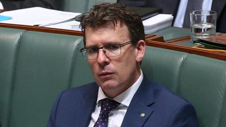Ministrul australian al educaţiei, SUSPENDAT din funcţie după acuzaţii de hărţuire şi agresiune