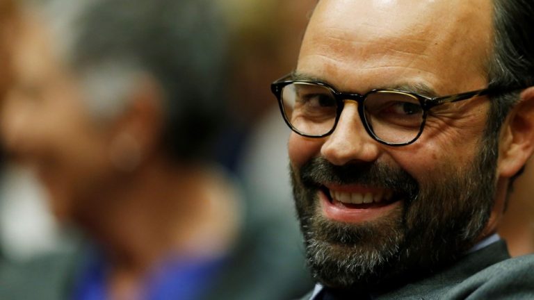 Demisia ministrului de interne aruncă guvernul francez în pragul unei noi crize