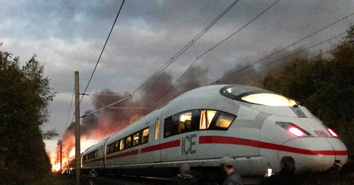 Un tren de mare viteză a luat foc în Germania. Cinci oameni sunt răniţi şi sute de pasageri au fost evacuaţi în grabă – FOTO