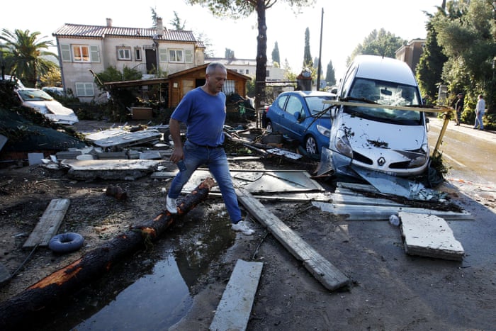 140.000 de case rămase fără curent după trecerea furtunii Amelie în Franța