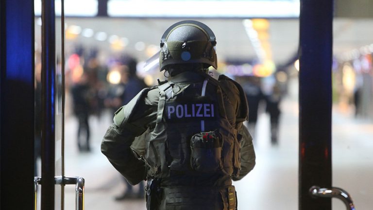 Sechestrare de persoane la gara din Koln: Poliţia germană nu exclude pista unui “atentat terorist”
