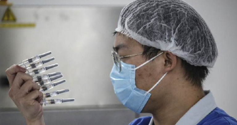 Trei producători chinezi vor să intre cu vaccinurile lor pe lista COVAX