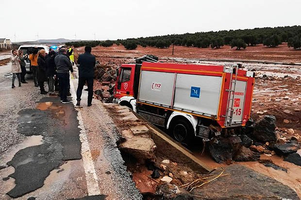 Un pompier spaniol a murit în inundaţiile din Malaga – FOTO