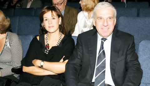 Un fost ministru grec a fost ARESTAT pentru corupţie. Soţia lui a fost interogată 16 ore!