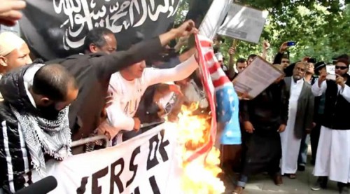 Mii de indonezieni au protestat faţă de incendierea unui drapel islamic