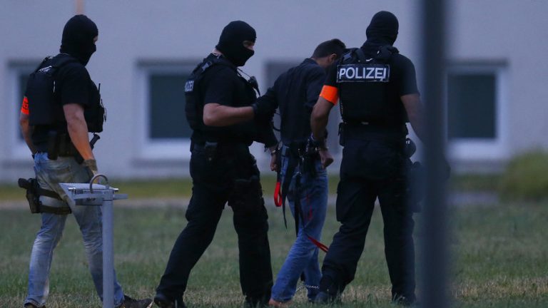 Zece presupuşi islamişti suspectaţi de terorism, arestaţi în vestul Germaniei