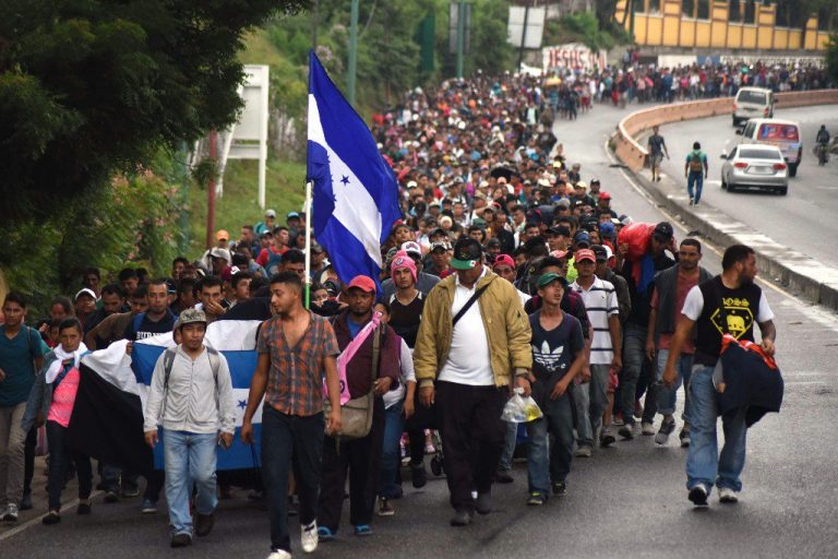 Caravana de migranţi s-a oprit în Mexic după ciocniri violente la graniţa cu Guatemala – VIDEO